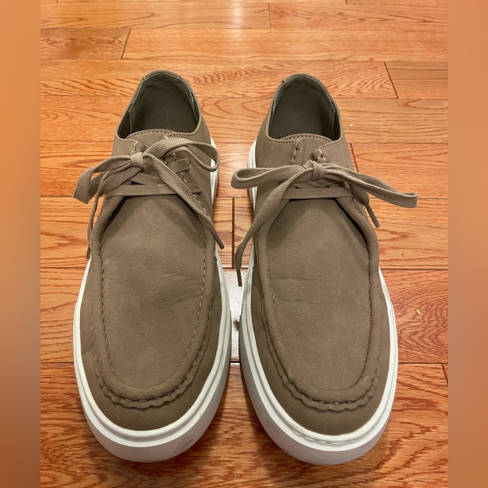 Abound Men's Sneakers Sz 9.5 Tan with cream sole - worn once